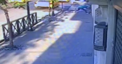 Taksim'de gasp anları kamerada: Telefonunu çaldığı genci güreşçi gibi yere serdi