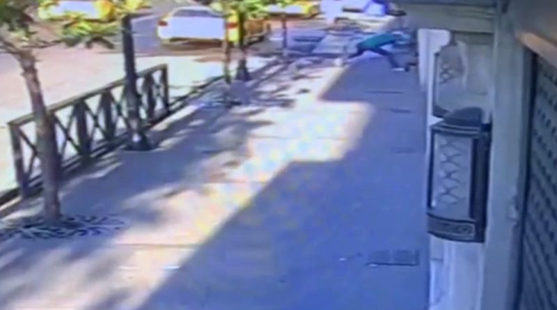 Taksim'de gasp anları kamerada: Telefonunu çaldığı genci güreşçi gibi yere serdi