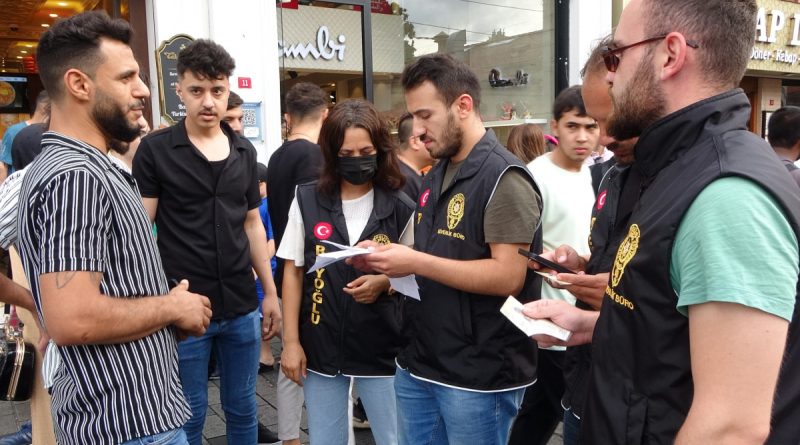 Taksim’de kayıt dışı göçmen denetimi: 30 kişi sınır dışı edilmek üzere alındı