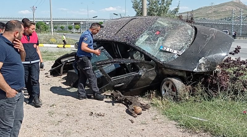 Tatilin ilk günü aşırı hız kazaya sebep oldu: 4 yaralı
