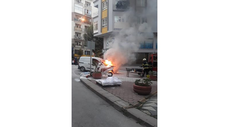 Ticari araç alev alev yandı, o anlar kameraya yansıdı