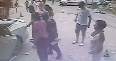 Ticari araçla çarpışan otomobil kafeye girdi, o anlar kamerada