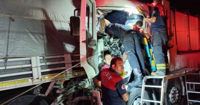Tırın içinde sıkışan sürücü itfaiye ekiplerince kurtarıldı