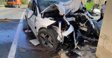 Ümraniye’de otomobil üst geçidin ayağına çarptı: 2 yaralı