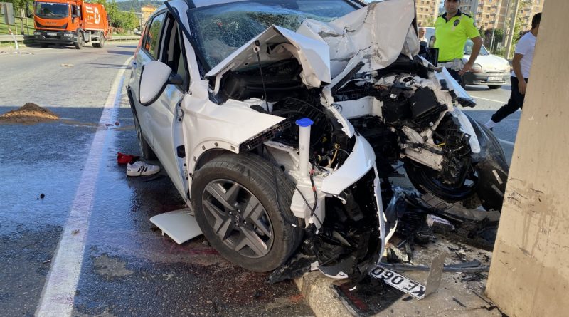 Ümraniye’de otomobil üst geçidin ayağına çarptı: 2 yaralı