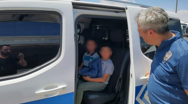 Üvey babasından kaçan 2 çocuk şehirler arası otobüste yakalandı