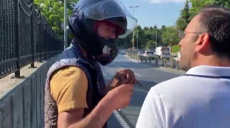 Yolda kaldım diyerek dilendi, kendisini görüntüleyen gazetecileri tehdit etti