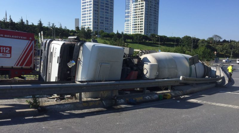 Zeytinburnu sahil yolunda beton mikseri devrildi, sürücü ağır yaralandı